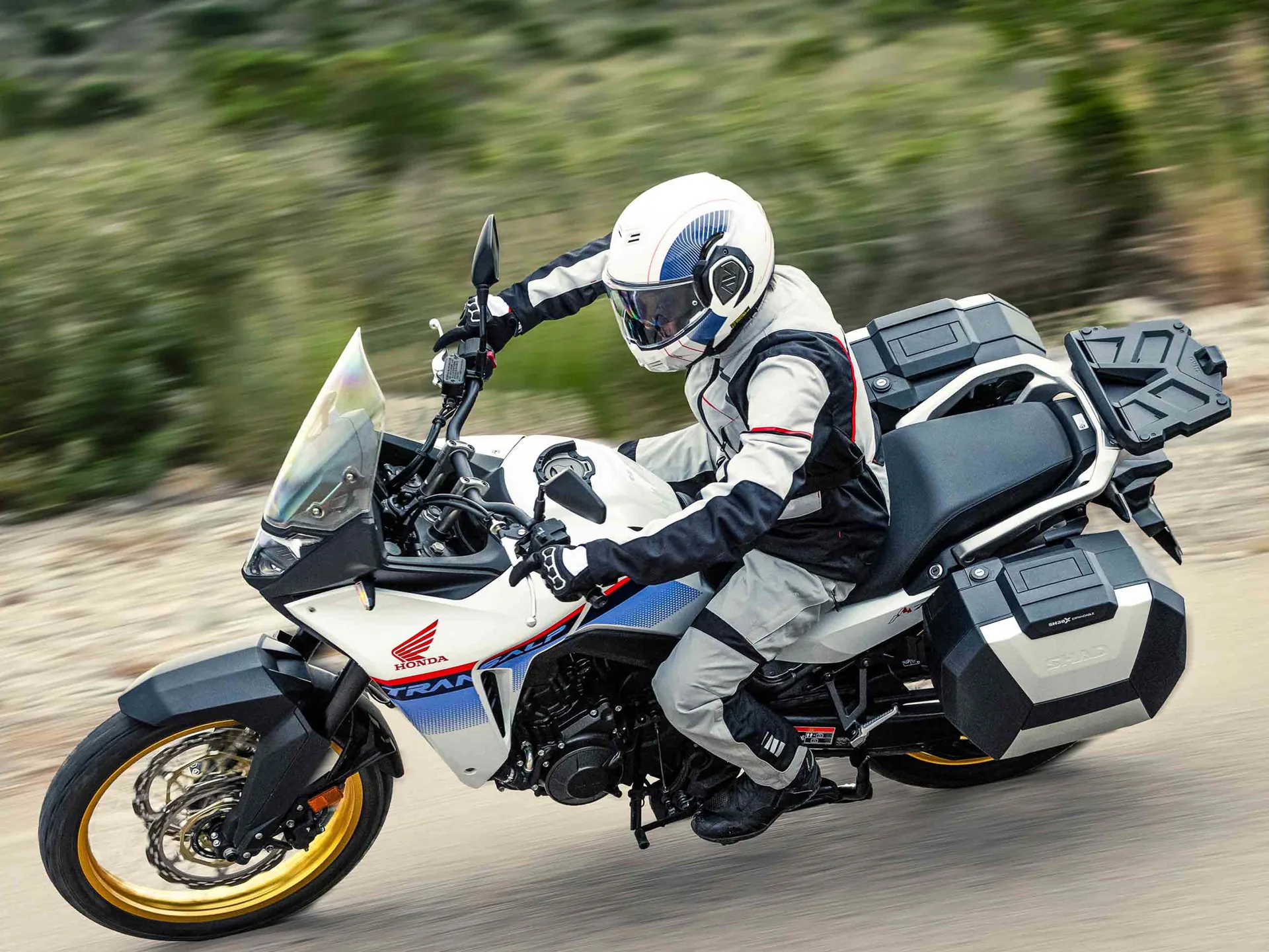 SH38Xを装着したホンダ トランザルプの走行