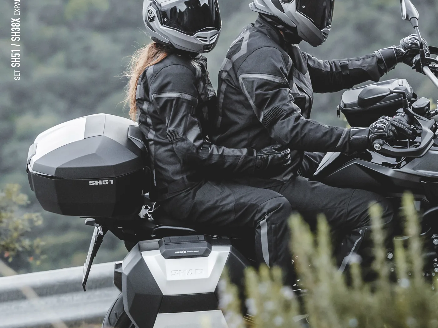 モジュラーヘルメット2個を収納。