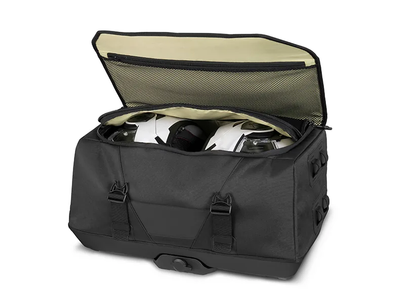 フルフェイス2個を収める、40L。